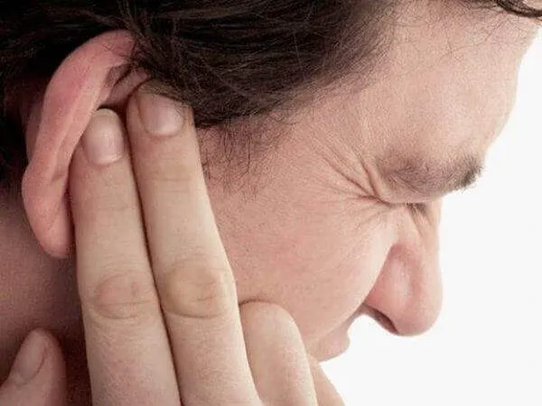 Nóng tai phải là điềm báo gì